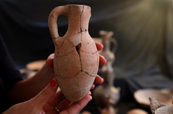 YERUSALEM, Seorang arkeolog menunjukkan sebuah bejana tembikar tempat ditemukannya sisa-sisa opium di Yerusalem pada 20 September 2022. (Xinhua/Gil Cohen Magen)