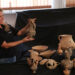 YERUSALEM, Seorang arkeolog menunjukkan sebuah bejana tembikar tempat ditemukannya sisa-sisa opium di Yerusalem pada 20 September 2022. (Xinhua/Gil Cohen Magen)
