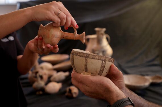 YERUSALEM, Para arkeolog menunjukkan beberapa bejana tembikar tempat ditemukannya sisa-sisa opium di Yerusalem pada 20 September 2022. (Xinhua/Gil Cohen Magen)