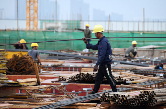 NANNING, Sejumlah karyawan bekerja di lokasi pembangunan proyek zona logistik e-commerce di Pelabuhan Kereta Internasional Nanning di Nanning, ibu kota Daerah Otonom Etnis Zhuang Guangxi, China selatan, pada 20 September 2022. (Xinhua/Lu Boan)