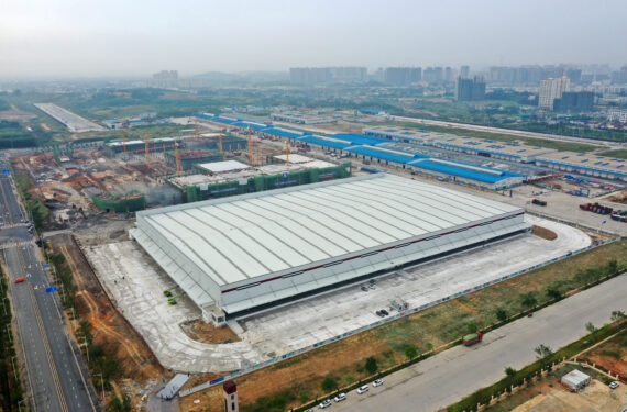 NANNING, Foto dari udara yang diabadikan pada 20 September 2022 ini menunjukkan lokasi pembangunan proyek zona logistik e-commerce di Pelabuhan Kereta Internasional Nanning di Nanning, ibu kota Daerah Otonom Etnis Zhuang Guangxi, China selatan. (Xinhua/Lu Boan)
