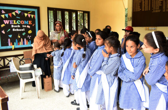 LAHORE, Sejumlah siswa mengantre untuk menerima suntikan vaksin COVID-19 di sebuah sekolah di Lahore, Pakistan, pada 20 September 2022. Pakistan pada Senin (19/9) meluncurkan kampanye vaksinasi COVID-19 bagi anak-anak berusia lima hingga 11 tahun guna menginokulasi individu dalam jumlah maksimum demi mengendalikan penyebaran penyakit itu, demikian disampaikan Kementerian Kesehatan Nasional Pakistan. (Xinhua/Sajjad)