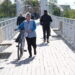 IZYUM, Foto yang diabadikan pada 19 September 2022 ini memperlihatkan sejumlah warga melintas di sebuah jembatan penyeberangan di Izyum, Ukraina. (Xinhua/Roman Petushkov)