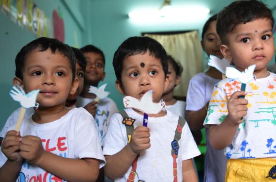 AGARTALA, Sejumlah murid taman kanak-kanak memegang burung merpati kertas untuk memperingati Hari Perdamaian Internasional di Agartala, ibu kota Negara Bagian Tripura, India timur laut, pada 21 September 2022. (Xinhua/Str)