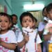 AGARTALA, Sejumlah murid taman kanak-kanak memegang burung merpati kertas untuk memperingati Hari Perdamaian Internasional di Agartala, ibu kota Negara Bagian Tripura, India timur laut, pada 21 September 2022. (Xinhua/Str)
