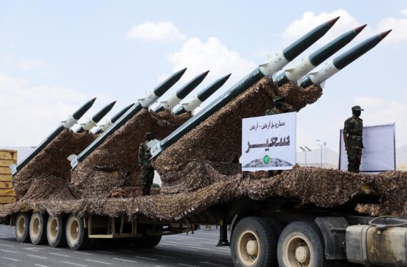 SANAA, Sejumlah rudal terlihat dalam parade militer yang digelar oleh kelompok Houthi di Sanaa, Yaman, pada 21 September 2022. Milisi Houthi Yaman memamerkan rudal balistik "jarak jauh" dalam parade militer yang mereka gelar di Sanaa pada Rabu (21/9). (Xinhua/Mohammed Mohammed)