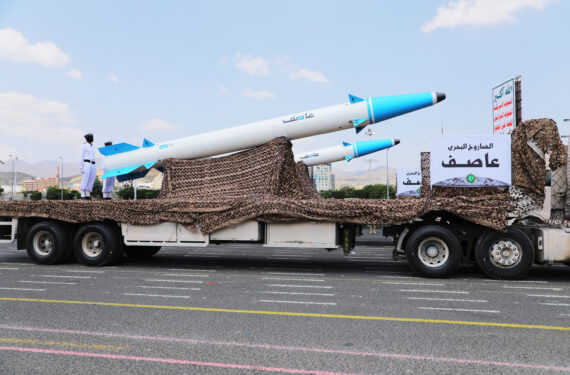 SANAA, Sejumlah rudal terlihat dalam parade militer yang digelar oleh kelompok Houthi di Sanaa, Yaman, pada 21 September 2022. Milisi Houthi Yaman memamerkan rudal balistik "jarak jauh" dalam parade militer yang mereka gelar di Sanaa pada Rabu (21/9). (Xinhua/Mohammed Mohammed)