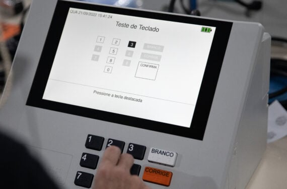 RIO DE JANEIRO, Seorang staf menguji mesin pemungutan suara elektronik untuk pemilu presiden Brasil mendatang di Rio de Janeiro, Brasil, pada 21 September 2022. Putaran pertama pemilu presiden Brasil 2022 dijadwalkan berlangsung pada 2 Oktober 2022. (Xinhua/Wang Tiancong)