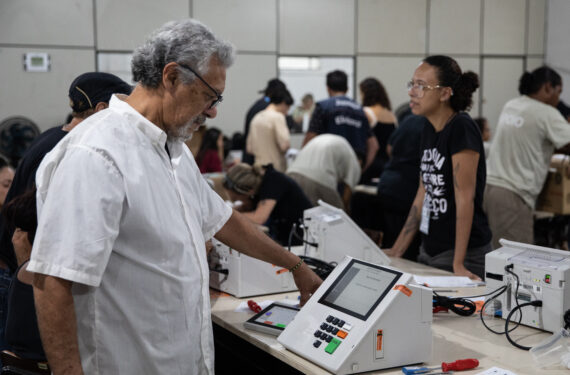 RIO DE JANEIRO, Para staf menyegel mesin pemungutan suara elektronik untuk pemilu presiden Brasil mendatang di Rio de Janeiro, Brasil, pada 21 September 2022. Putaran pertama pemilu presiden Brasil 2022 dijadwalkan berlangsung pada 2 Oktober 2022. (Xinhua/Wang Tiancong)