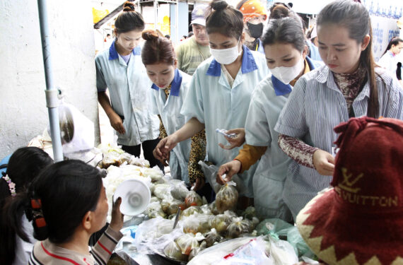 PHNOM PENH, Sejumlah pekerja pabrik garmen membeli makanan di Phnom Penh, Kamboja, pada 21 September 2022. Kamboja pada Rabu (21/9) menetapkan upah minimum bulanan baru bagi pekerja di sektor garmen, alas kaki, dan barang perjalanan negara tersebut di angka sekitar 200 dolar AS (1 dolar AS = Rp15.011) mulai 2023 mendatang, naik 3,09 persen dari level saat ini yang berada di angka 194 dolar AS, kata Menteri Tenaga Kerja Kamboja Ith Samheng. (Xinhua/Phearum)