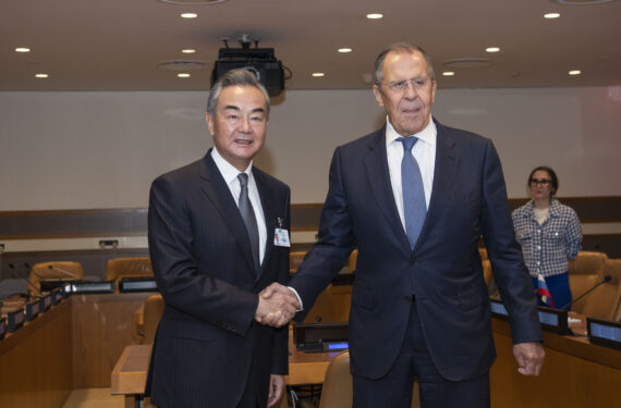 NEW YORK CITY, Anggota Dewan Negara sekaligus Menteri Luar Negeri (Menlu) China Wang Yi bertemu dengan Menteri Luar Negeri Rusia Sergei Lavrov di sela-sela Sidang Majelis Umum Perserikatan Bangsa-Bangsa (PBB) ke-77 yang sedang berlangsung di New York, Amerika Serikat (AS), pada 21 September 2022. (Xinhua/Liu Jie)