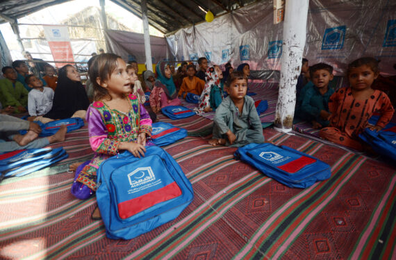 PESHAWAR, Sejumlah anak yang terdampak banjir mengikuti kegiatan pembelajaran di sebuah sekolah darurat di pinggiran Peshawar, Pakistan, pada 22 September 2022. Sedikitnya tujuh orang tewas dan dua lainnya cedera dalam banjir bandang yang dipicu hujan monsun selama 24 jam terakhir di Pakistan, kata Otoritas Penanggulangan Bencana Nasional (National Disaster Management Authority/NDMA) negara itu. (Xinhua/Str)