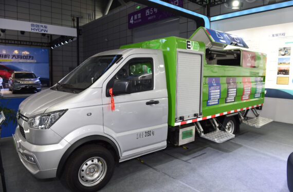 HEFEI, Foto yang diabadikan pada 21 September 2022 ini memperlihatkan sebuah truk sampah energi baru yang dipamerkan di Konvensi Manufaktur Dunia (World Manufacturing Convention) 2022 di Hefei, Provinsi Anhui, China timur. Kendaraan energi baru (new energy vehicle/NEV) menjadi sorotan pada Konvensi Manufaktur Dunia 2022, yang dibuka di Hefei pada Selasa (20/9). (Xinhua/Zhou Mu)