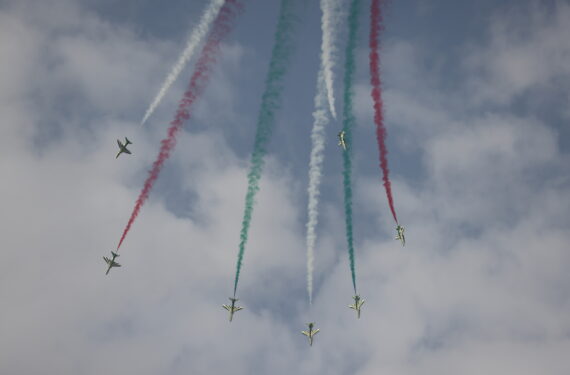 RIYADH, Sejumlah pesawat dari tim aerobatik Saudi Hawks tampil dalam sebuah pertunjukan udara untuk merayakan Hari Nasional Arab Saudi di Riyadh, Arab Saudi, pada 22 September 2022. (Xinhua/Wang Haizhou)