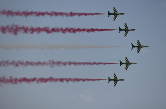 RIYADH, Sejumlah pesawat dari tim aerobatik Saudi Hawks tampil dalam sebuah pertunjukan udara untuk merayakan Hari Nasional Arab Saudi di Riyadh, Arab Saudi, pada 22 September 2022. (Xinhua/Wang Haizhou)