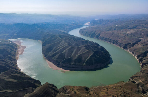 HOHHOT, Foto dari udara yang diabadikan pada 21 September 2022 ini menunjukkan pemandangan di sepanjang tepi salah satu seksi Sungai Kuning di wilayah Jungar di Ordos, Daerah Otonom Mongolia Dalam, China utara. (Xinhua/Wang Zecong)