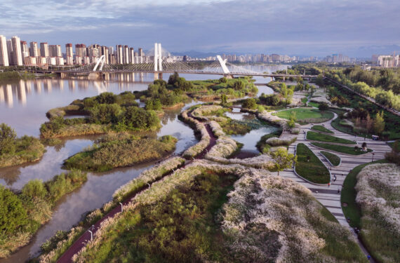 HANZHONG, Foto dari udara yang diabadikan pada 21 September 2022 ini menunjukkan pemandangan taman lahan basah di dekat Sungai Hanjiang di Kota Hanzhong, Provinsi Shaanxi, China barat laut. Dalam beberapa tahun terakhir, Kota Hanzhong terus berupaya keras untuk meningkatkan kualitas lingkungan ekologi lokal. (Xinhua/Tao Ming)