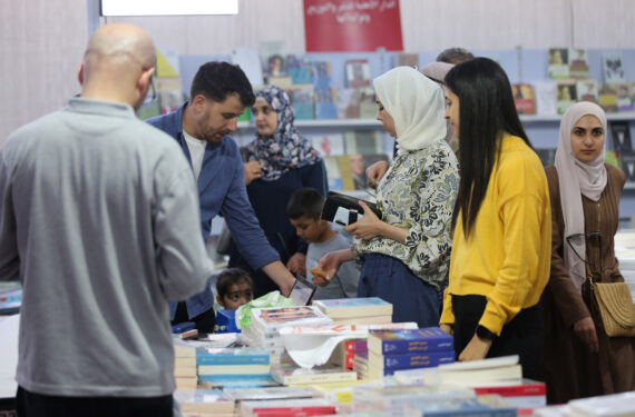SURDA, Warga Palestina mengunjungi Pameran Buku Internasional Palestina edisi ke-12 di Kota Surda, dekat Kota Ramallah, Tepi Barat, pada 22 September 2022. (Xinhua/Ayman Nobani)