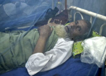 PESHAWAR, Seorang pasien yang terinfeksi demam berdarah dengue (DBD) dirawat di dalam kelambu di sebuah rumah sakit di Peshawar, Pakistan, pada 23 September 2022. Penyebaran penyakit DBD terus berlanjut di Pakistan dengan lebih dari 1.000 kasus baru dilaporkan. (Xinhua/Saeed Ahmad)
