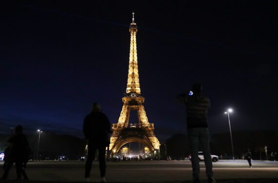 PARIS, Menara Eiffel yang bercahaya terlihat di Paris, Prancis, pada 22 September 2022. Mulai 23 September, lampu-lampu di Menara Eiffel akan dimatikan pada pukul 23.45 waktu setempat, tak lama setelah wisatawan terakhir meninggalkan lokasi itu, alih-alih pukul 01.00 yang diterapkan saat ini untuk membantu menghemat energi. (Xinhua/Gao Jing)