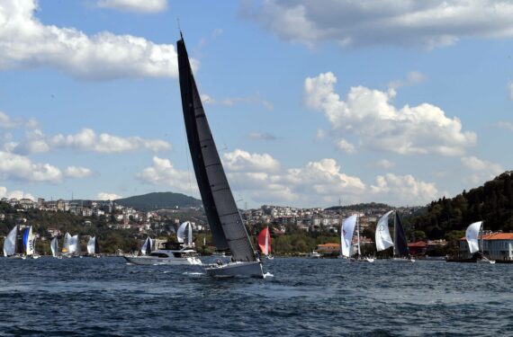 ISTANBUL, Sejumlah pelaut berpartisipasi dalam lomba perahu layar Bosphorus Cup ke-21 di Istanbul, Turki, pada 24 September 2022. (Xinhua/Shadati)