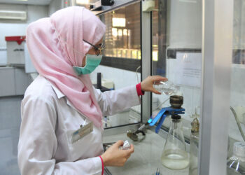 DAMASKUS, Seorang staf otoritas kesehatan Suriah melakukan pengujian pada sampel air yang dikumpulkan dari berbagai wilayah di Damaskus, ibu kota Suriah, pada 25 September 2022. Wabah kolera dilaporkan terjadi di Suriah utara baru-baru ini. (Xinhua/Ammar Safarjalani)