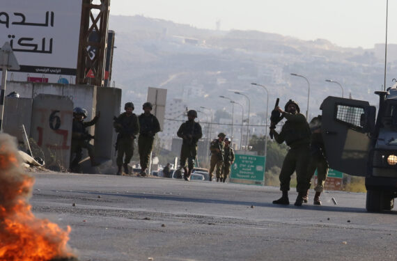 NABLUS, Tentara Israel terlihat dalam bentrokan dengan pengunjuk rasa Palestina di pos pemeriksaan Hawara dekat Kota Nablus, Tepi Barat, pada 28 September 2022. (Xinhua/Nidal Eshtayeh)