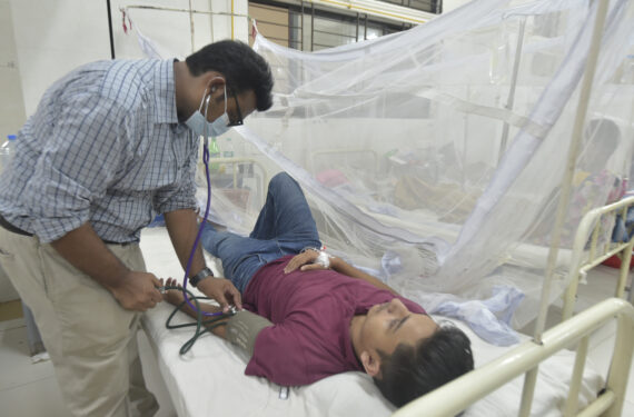 DHAKA, Seorang pasien demam berdarah dengue (DBD) menjalani perawatan di sebuah rumah sakit di Dhaka, Bangladesh, pada 28 September 2022. Sejauh bulan ini, lebih dari 9.000 kasus baru DBD dilaporkan di Bangladesh, yang mengakibatkan 34 orang meninggal dunia, kata Direktorat Jenderal Pelayanan Kesehatan (Directorate General of Health Services/DJCK) negara itu pada Rabu (28/9). (Xinhua)