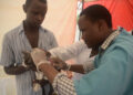 KAMPALA, Seorang dokter hewan memberikan vaksinasi rabies gratis untuk seekor kucing dalam rangka peringatan Hari Rabies Sedunia di Kampala, Uganda, pada 28 September 2022. (Xinhua/Nicholas Kajoba)