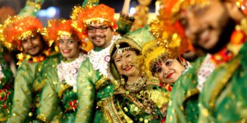 BHOPAL, Orang-orang yang mengenakan kostum tradisional menampilkan tarian Garba dalam festival Hindu Navratri di Bhopal, ibu kota Negara Bagian Madhya Pradesh, India, pada 28 September 2022. (Xinhua/Str)