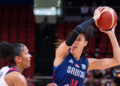 SYDNEY, Pemain Serbia Dragana Stankovic (kanan) berlaga dalam pertandingan perempat final melawan Amerika Serikat di Piala Dunia Bola Basket Wanita FIBA 2022 di Sydney, Australia, pada 29 September 2022. (Xinhua/Hu Jingchen)