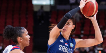 SYDNEY, Pemain Serbia Dragana Stankovic (kanan) berlaga dalam pertandingan perempat final melawan Amerika Serikat di Piala Dunia Bola Basket Wanita FIBA 2022 di Sydney, Australia, pada 29 September 2022. (Xinhua/Hu Jingchen)