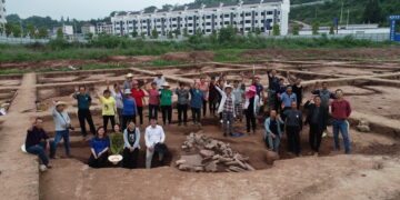 SANGZHI, Warga desa dan anggota tim arkeologi berfoto bersama di situs peninggalan Guantian di wilayah Sangzhi, Provinsi Hunan, China tengah, pada 5 September 2022. (Xinhua)