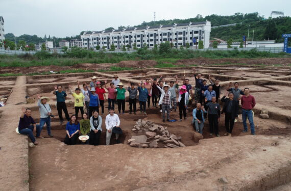 SANGZHI, Warga desa dan anggota tim arkeologi berfoto bersama di situs peninggalan Guantian di wilayah Sangzhi, Provinsi Hunan, China tengah, pada 5 September 2022. (Xinhua)