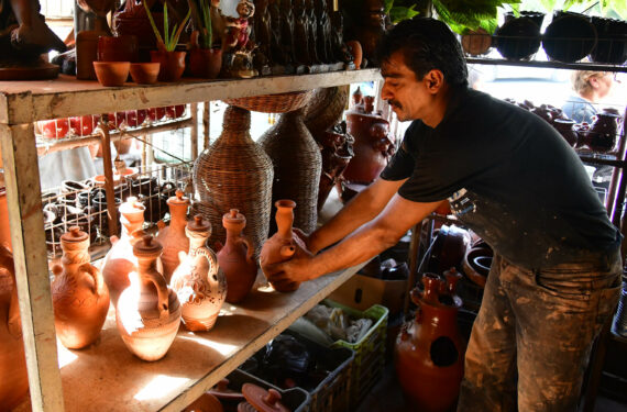 DAMASKUS, Seorang pengrajin tembikar menata tembikar di sebuah bengkel kerja di Damaskus, Suriah, pada 29 September 2022. (Xinhua/Ammar Safarjalani)