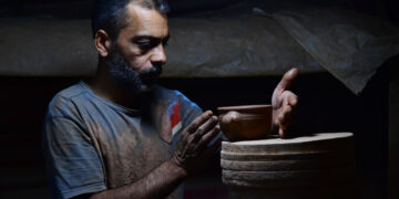 DAMASKUS, Seorang pengrajin tembikar membuat tembikar di sebuah bengkel kerja di Damaskus, Suriah, pada 29 September 2022. (Xinhua/Ammar Safarjalani)
