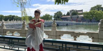 BEIJING, JongMay Urbonya, seorang wanita Amerika kelahiran China yang fasih berbahasa Mandarin dan terobsesi dengan busana tradisional Hanfu, tampak membaca sebuah buku di Taman Beihai di Beijing, ibu kota China, pada 19 September 2022. (Xinhua/Wei Mengjia)