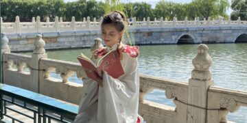 BEIJING, JongMay Urbonya, seorang wanita Amerika kelahiran China yang fasih berbahasa Mandarin dan terobsesi dengan busana tradisional Hanfu, tampak membaca sebuah buku di Taman Beihai di Beijing, ibu kota China, pada 19 September 2022. (Xinhua/Yang Yalan)