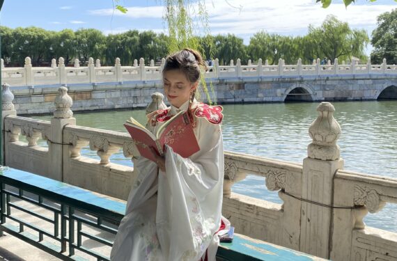 BEIJING, JongMay Urbonya, seorang wanita Amerika kelahiran China yang fasih berbahasa Mandarin dan terobsesi dengan busana tradisional Hanfu, tampak membaca sebuah buku di Taman Beihai di Beijing, ibu kota China, pada 19 September 2022. (Xinhua/Yang Yalan)