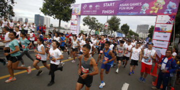 PHNOM PENH, Orang-orang mengikuti ajang lari santai (fun run) Asian Games Hangzhou di Phnom Penh, Kamboja, pada 2 Oktober 2022. Ajang fun run Asian Games Hangzhou di luar negeri pertama digelar di Phnom Penh pada Minggu (2/10) untuk mempromosikan pesta olahraga Asian Games ke-19 mendatang di Hangzhou, ibu kota Provinsi Zhejiang, China timur. (Xinhua/Sovannara)