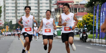 PHNOM PENH, Orang-orang mengikuti ajang lari santai (fun run) Asian Games Hangzhou di Phnom Penh, Kamboja, pada 2 Oktober 2022. Ajang fun run Asian Games Hangzhou di luar negeri pertama digelar di Phnom Penh pada Minggu (2/10) untuk mempromosikan pesta olahraga Asian Games ke-19 mendatang di Hangzhou, ibu kota Provinsi Zhejiang, China timur. (Xinhua/Sovannara)