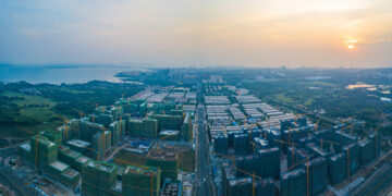 YANGPU, Foto panorama dari udara yang diabadikan pada 2 Oktober 2022 ini menunjukkan area permukiman sebelah timur Zona Pengembangan Ekonomi Yangpu di Provinsi Hainan, China selatan. Sebagai zona pengembangan tingkat negara yang didirikan pada 1992 di barat laut Hainan, Zona Pengembangan Ekonomi Yangpu merupakan area perintis dan peragaan untuk Pelabuhan Perdagangan Bebas Hainan. (Xinhua/Pu Xiaoxu)
