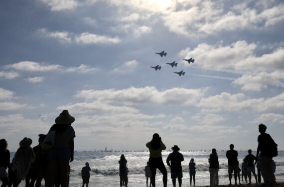 HUNTINGTON BEACH, Orang-orang menyaksikan ajang Pacific Airshow di Huntington Beach, California, Amerika Serikat (AS), pada 1 Oktober 2022. Pacific Airshow, salah satu pertunjukan udara terbesar di AS, kembali digelar di California Selatan pada akhir pekan lalu, menyuguhkan berbagai penampilan dari para penerbang militer dan sipil. (Xinhua)