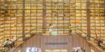 BEIJING, Orang-orang membaca di sebuah perpustakaan saat liburan Hari Nasional yang berlangsung selama sepekan di wilayah Jiangyong, Provinsi Hunan, China tengah, pada 2 Oktober 2022. (Xinhua/Jiang Keqing)