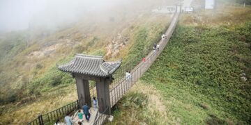 BEIJING, Para wisatawan mengunjungi objek wisata Yunbingshan saat liburan Hari Nasional yang berlangsung selama sepekan di wilayah Lanshan, Provinsi Hunan, China tengah, pada 1 Oktober 2022. (Xinhua/Peng Hua)