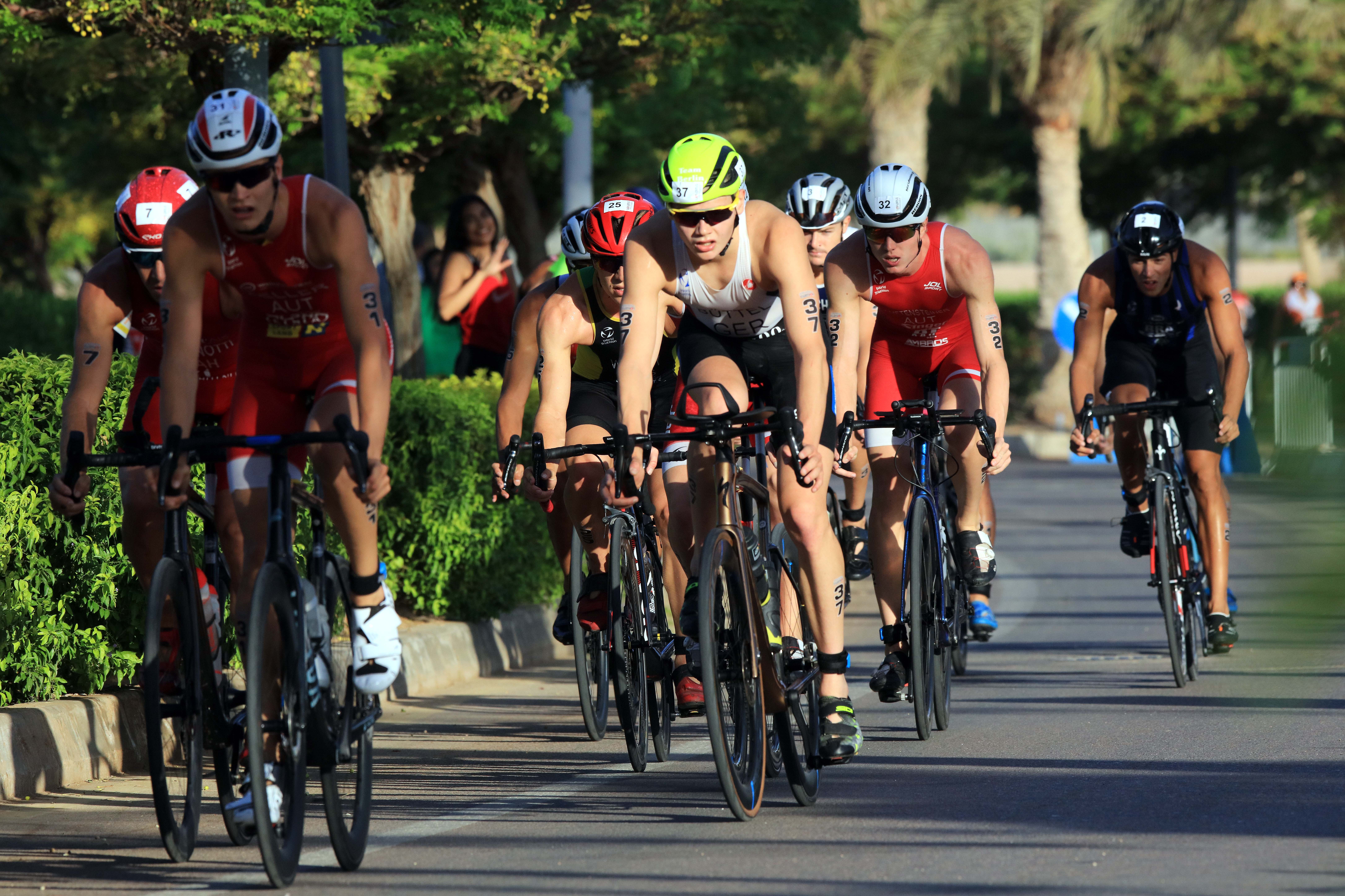 AQABA, Para atlet berkompetisi dalam nomor bersepeda pada ajang Asia Triathlon Cup Aqaba 2022 di kota pelabuhan Aqaba, Yordania selatan, pada 1 Oktober 2022. (Xinhua/Mohammad Abu Ghosh)