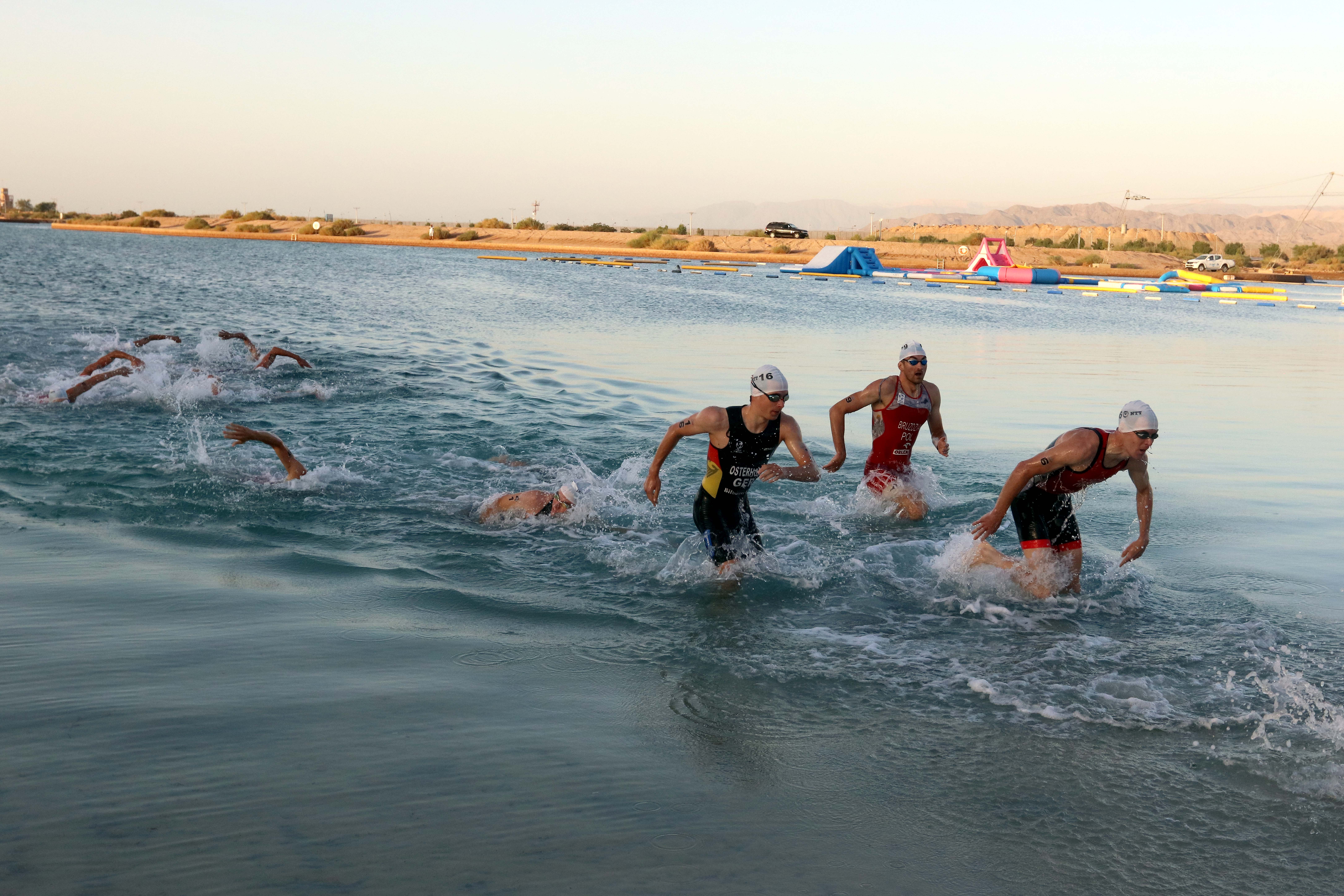 AQABA, Para atlet berkompetisi dalam nomor renang pada ajang Asia Triathlon Cup Aqaba 2022 di kota pelabuhan Aqaba, Yordania selatan, pada 1 Oktober 2022. (Xinhua/Mohammad Abu Ghosh)