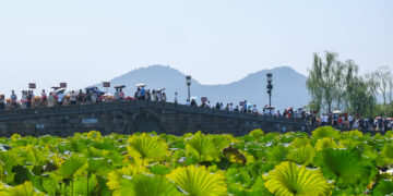HANGZHOU, Sejumlah wisatawan mengunjungi kawasan wisata Danau Barat saat libur Hari Nasional China di Hangzhou, Provinsi Zhejiang, China timur, pada 2 Oktober 2022. (Xinhua/Xu Yu)