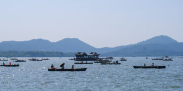 HANGZHOU, Sejumlah wisatawan menaiki perahu di kawasan wisata Danau Barat saat libur Hari Nasional China di Hangzhou, Provinsi Zhejiang, China timur, pada 2 Oktober 2022. (Xinhua/Xu Yu)