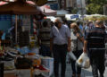 ANKARA, Sejumlah orang berbelanja di sebuah pasar di Ankara, Turki, pada 3 Oktober 2022. Inflasi tahunan Turki mencapai 83,45 persen pada September, tertinggi dalam 24 tahun, demikian diumumkan Institut Statistik Turki pada Senin (3/10). (Xinhua/Mustafa Kaya)